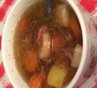 Uzena polévka se zeleninou a bramborem.