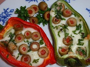 Papriky s mozzarellou a olivami Papriky s mozzarellou a olivami
