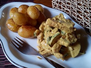 Masové nudličky se smetanovou kari cuketou