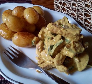 Masové nudličky se smetanovou kari cuketou