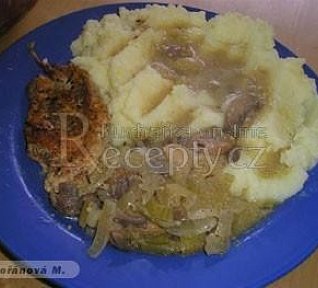 Kuřecí plátky na žampiónech a cibuli