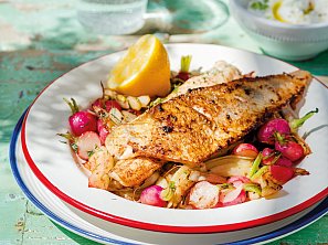 Candát polévaný máslem s fenyklem a ředkvičkami