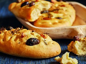 Focaccia s bylinkami, olivami a pečeným česnekem Focaccia s bylinkami, olivami a pečeným česnekem