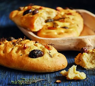 Focaccia s bylinkami, olivami a pečeným česnekem