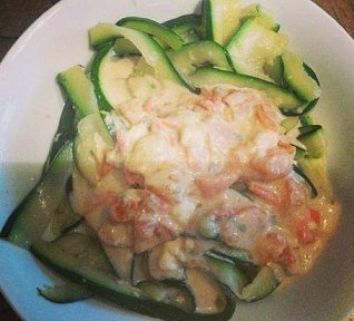 Cuketové nudle se sýrovou omáčkou