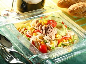 Tuňákový salát s těstovinami