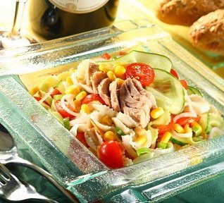 Tuňákový salát s těstovinami