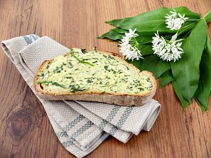 Máslo s medvědím česnekem