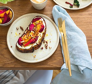 Křupavý chléb s ricottou a horkým ovocem