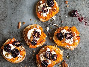 Chlebíčky s pečenou dýní a kozím sýrem