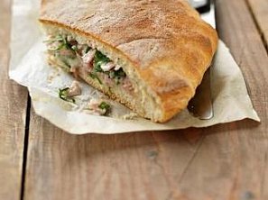 Plněná focaccia se šunkou Plněná focaccia se šunkou