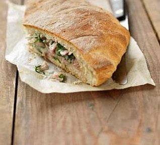 Plněná focaccia se šunkou