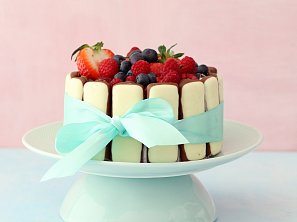 Šarlota s kokosovými tyčinkami