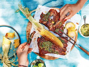 Pečená vepřová žebra se salsou verde a kukuřicí