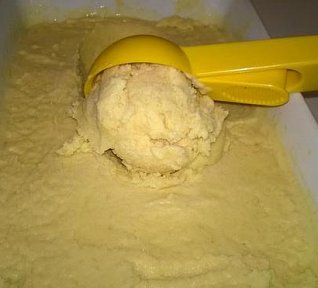 Mangová smetanová zmrzlina