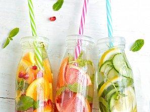 Pomerančová limonáda s granátovým jablkem