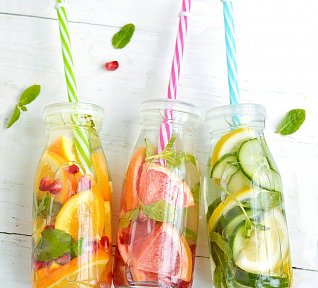 Pomerančová limonáda s granátovým jablkem