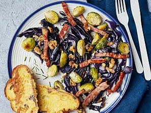 Smaženky z vánočky s pečeným zelím a slaninou