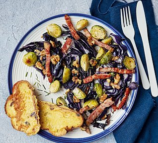 Smaženky z vánočky s pečeným zelím a slaninou