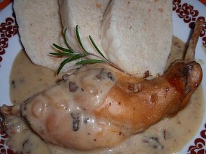 Králík s hříbkovou omáčkou a jalovcem