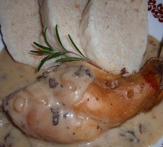 Králík s hříbkovou omáčkou a jalovcem