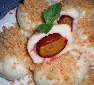 Jednoduché švestkové knedlíky - kynuté, bez vajec