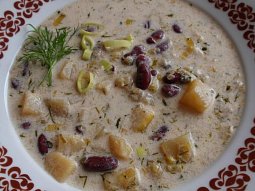 Bramborovo-pórková polévka s fazolemi a koprem