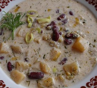 Bramborovo-pórková polévka s fazolemi a koprem