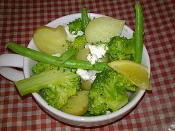 Bramborovo-brokolicový salát s kozím sýrem