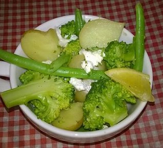 Bramborovo-brokolicový salát s kozím sýrem