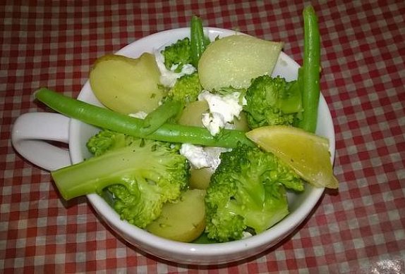 Bramborovo-brokolicový salát s kozím sýrem