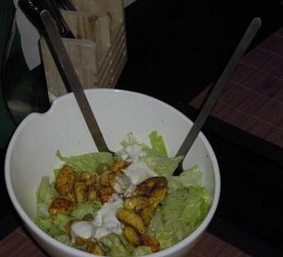 Ledový salát s kořeněným kuřecím masem