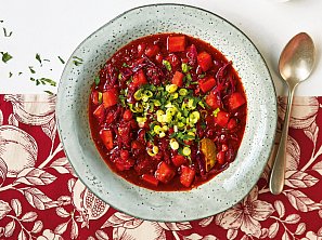 Polévka ze zelí, rajčat a batátů