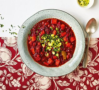 Polévka ze zelí, rajčat a batátů