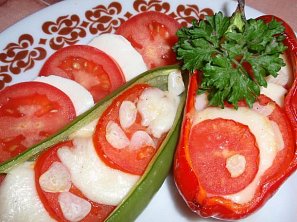 Papriky s mozzarellou, rajčaty a česnekem