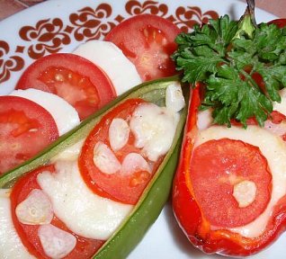 Papriky s mozzarellou, rajčaty a česnekem