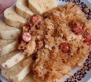 Pečené vepřové plátky v debrecínském zelí