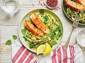 Citronové těstoviny s hráškem a lososem