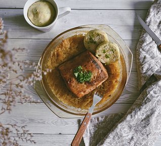 Vepřová pečeně na kysaném zelí s hrnkovými knedlíky
