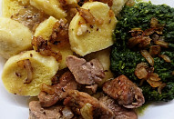 Vepřové výpečky se špenátem a bramborovým knedlíkem