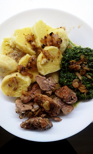 Vepřové výpečky se špenátem a bramborovým knedlíkem