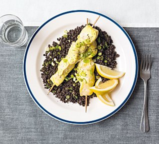 Marinované kuřecí špízy s čočkou