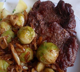 Roštěnky s kapustičkami na cibuli a česneku