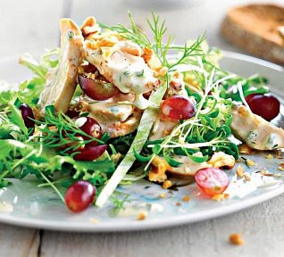 Salát s hroznovým vínem a vlašskými ořechy