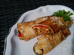 Palačinky se zeleninovou náplní a sýrem