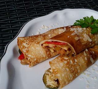 Palačinky se zeleninovou náplní a sýrem