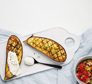 Pečený lilek s jogurtem a rajčatovou salsou