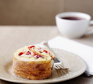 Jahodová sněhová roláda