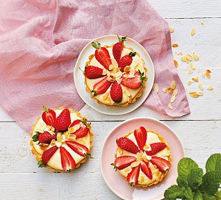 Tartaletky s vanilkovým krémem a jahodami