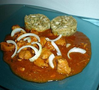 Kuřecí guláš na černém pivu s knedlíkem